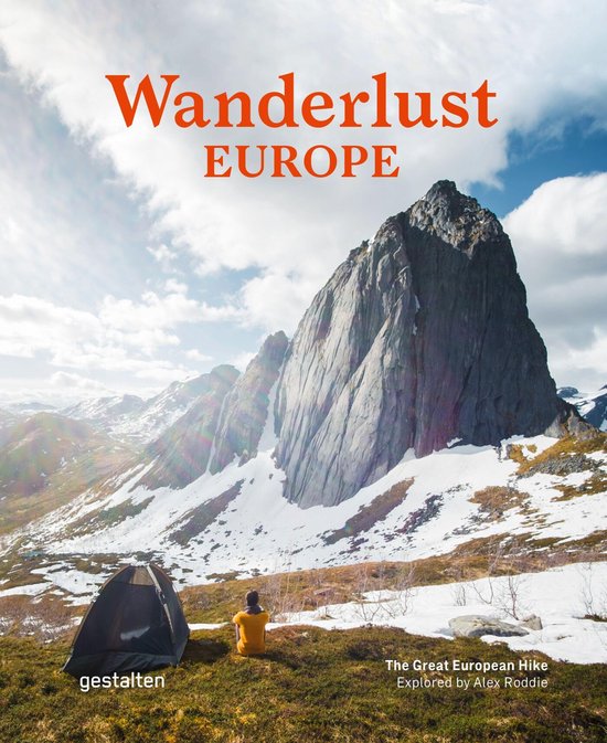 Livre Wanderlust Europe. Un homme assis à côté d'une tente regardant une montagne.