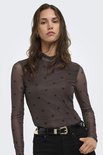 Bruine mesh top met zwarte hartjesprint, gedragen door een model met zwarte jeans en riem.