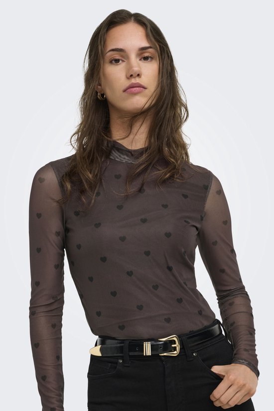 Bruine mesh top met zwarte hartjesprint, gedragen door een model met zwarte jeans en riem.