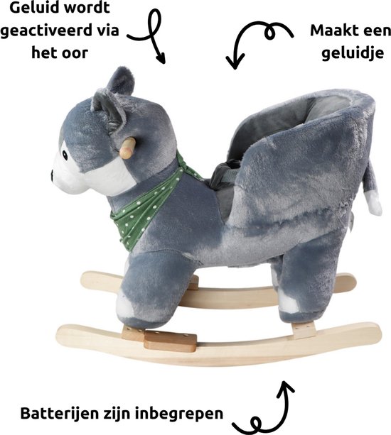 Grijs wolf hobbeldier met groene bandana en houten schommelbalken. "Batterijen zijn inbegrepen".