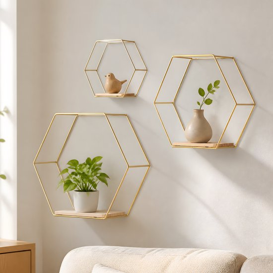 Drie gouden hexagon wandplanken met houten planken, gedecoreerd met een vogelbeeldje en planten.