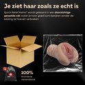 Een open kartonnen doos naast een kunst vagina in een doorzichtige plastic zak, met een zwarte zak met het Quick Relief logo.