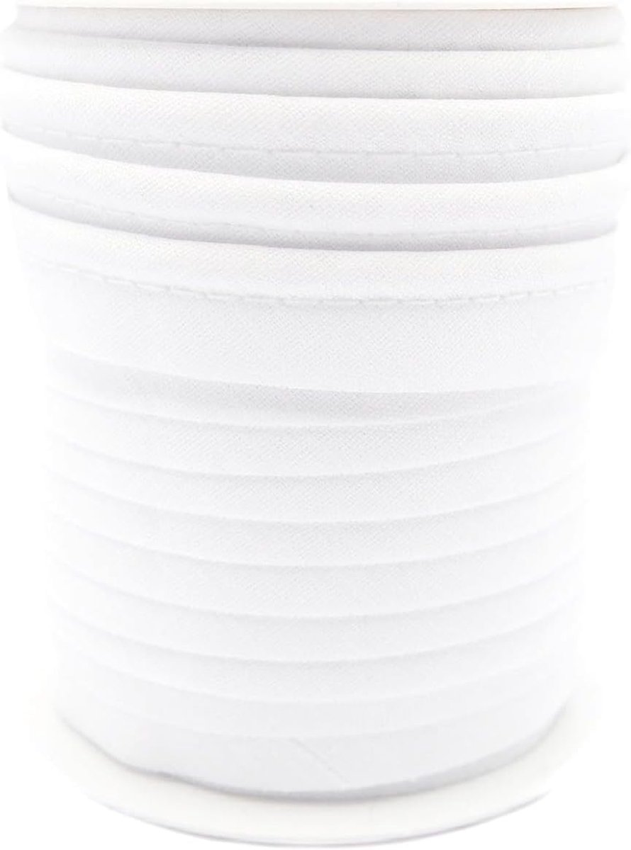 = Randkant Voor Naai-, Decoratie- en Knutselprojecten. Samenstelling 50% Katoen en 50% Polyester. Totale Breedte van 15 mm, Koord van 5 mm en Flap van 10 mm. 10 Meter Haspel - (Wit)
