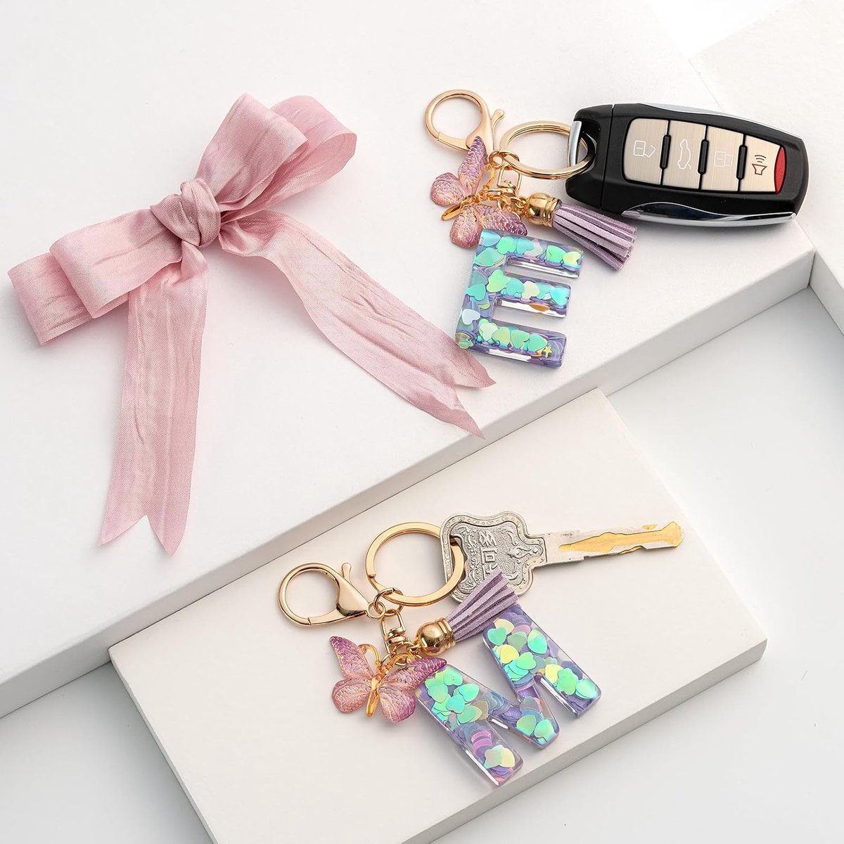 Sleutelhanger met letter meisje sleutelhanger beginletter geschenk vrouwen sleutelhanger vlinder, paars, lila