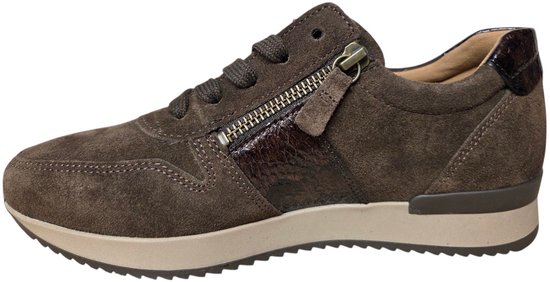Zijaanzicht van bruine suède sneaker met rits en slangenprint.