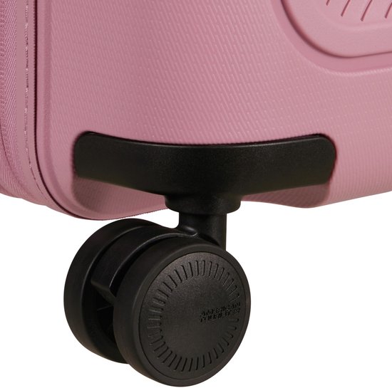 Detail van het wiel van een roze American Tourister koffer.