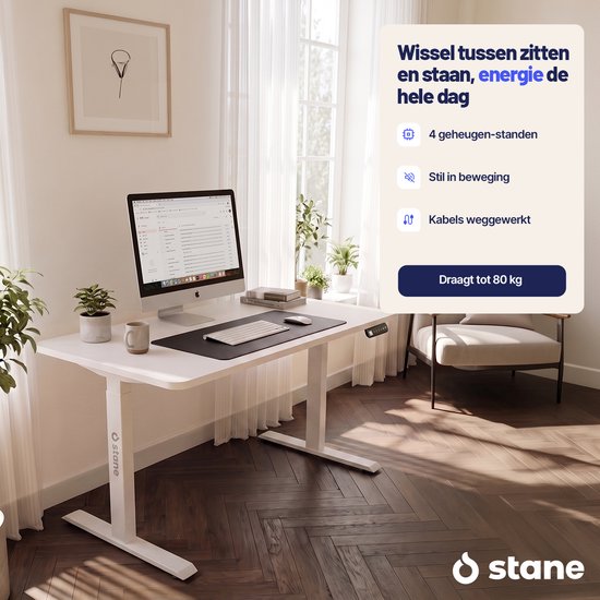 Wit Stane zit sta bureau met twee monitoren, staand opgesteld, met kabelgoot onder het blad.