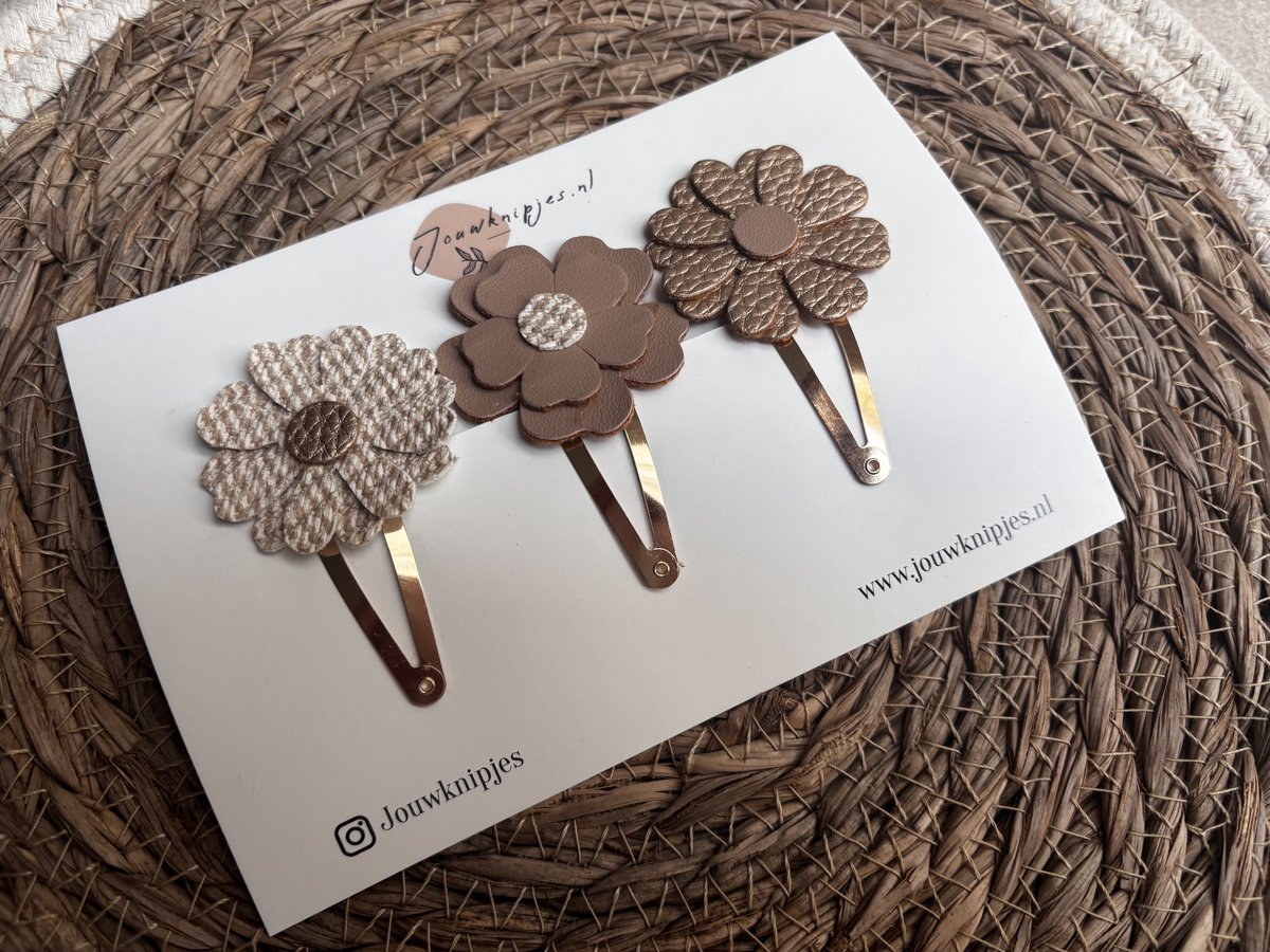 Klikklak haarspeldjes bloem beige 5cm - kinderknipjes - Babyhaarclipjes - Kinderhaaraccessoires - Haarspeldjes kinderen - Haaraccessoires meisjes - Haarspeldjes baby - Kinder haarspeldjes - Kinder haarclips - Haarspeldjes kind