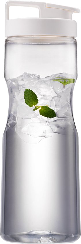 Transparante fles met witte dop, gevuld met water, ijs en muntblaadjes.