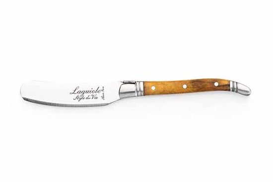Laguiole botermes met een olijfhouten handvat en zilverkleurige details. Het lemmet is breed en afgerond.