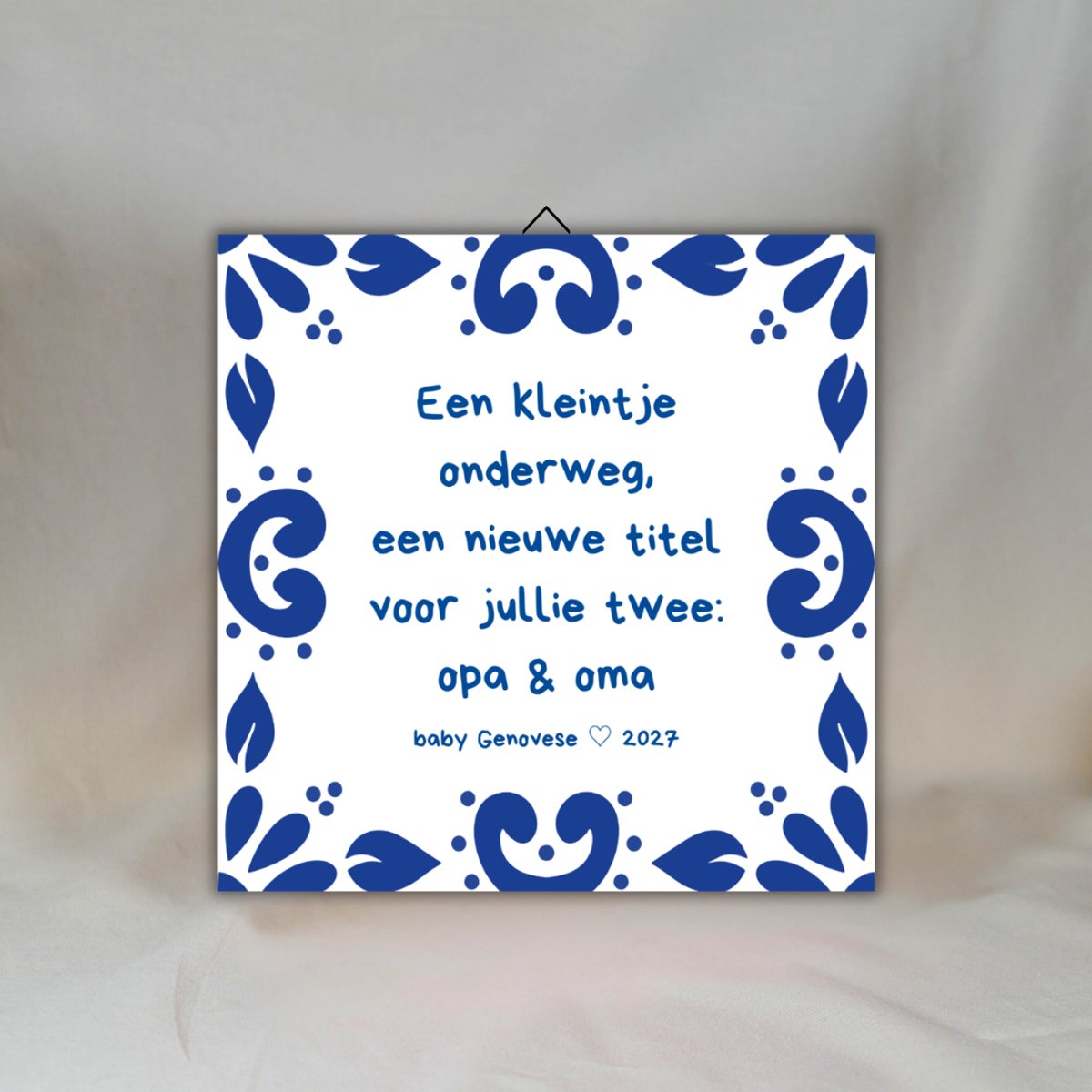 Jullie worden opa en oma - Gepersonaliseerd zwangerschap aankondiging - Zwangerschap aankondiging opa oma - Delfts blauw tegeltje met naam en geboortejaar - Cadeau voor opa oma - Gepersonaliseerd cadeau - 15x15cm