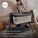 Lit cododo gris avec une femme tenant son bébé, étiqueté sur le balancement, la position du matelas et le repos sûr.