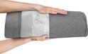 Handen houden een opgerolde grijze co-sleeper met mesh zijkant vast.