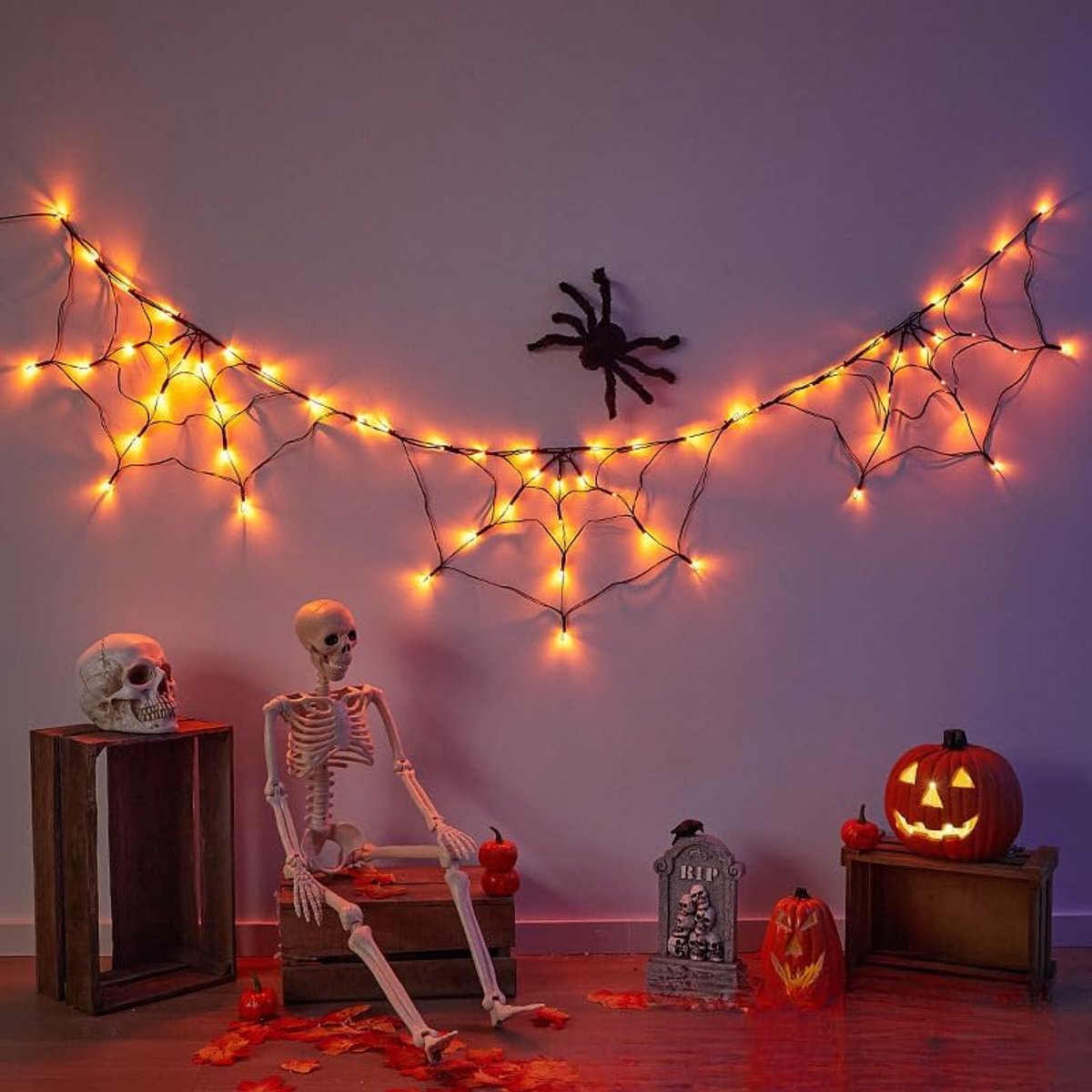 Ulisem - Halloween spinnenweb lampen - 1.8 meter spinnenweb met 60 LED - 8 lichtstanden inclusief timerfunctie - 6 uur aan, 18 uur uit - Inclusief zwarte pluchen spin - Batterijgevoed - Waterdicht - Voor tuin en feest - Oranje