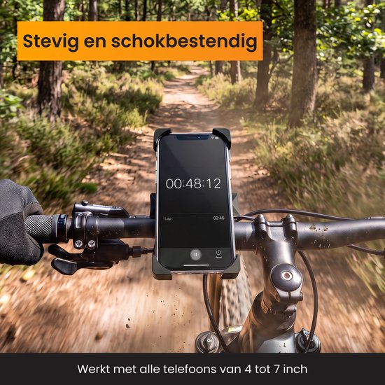 Zwarte fiets telefoonhouder met stopwatch-app op het scherm, op een fiets door bosrijk gebied.