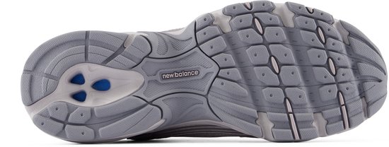 Onderkant van grijze New Balance 530 sneakers met het New Balance logo.