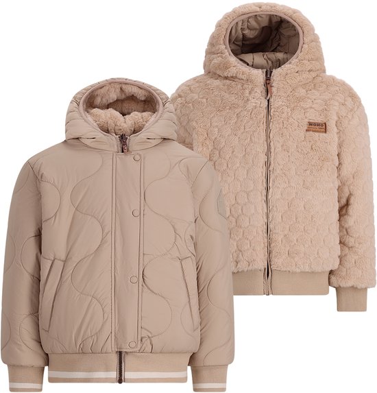 Twee beige jacks: een gewatteerde bomber met ronde stiksels en een teddy bomber met ronde motieven.