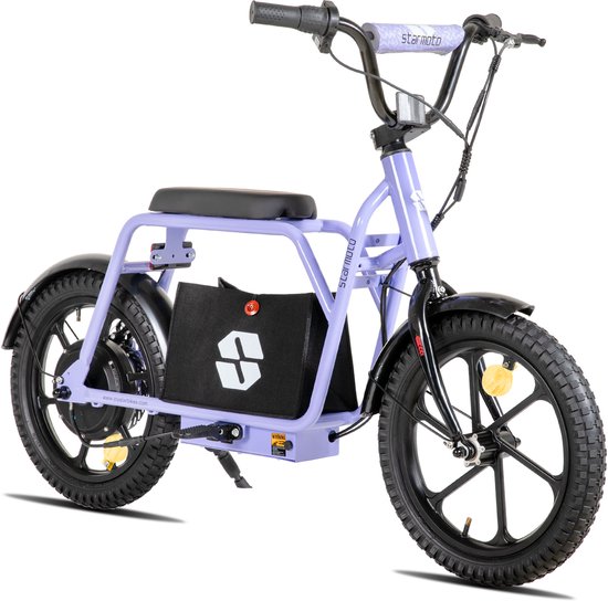 Paarse elektrische fiets met zadel, zwarte wielen, zwarte tas met wit logo en bidonhouder.