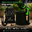 Zwarte flexibele tuinslang met groene details, sproeikop, opbergzak en muurbeugel.