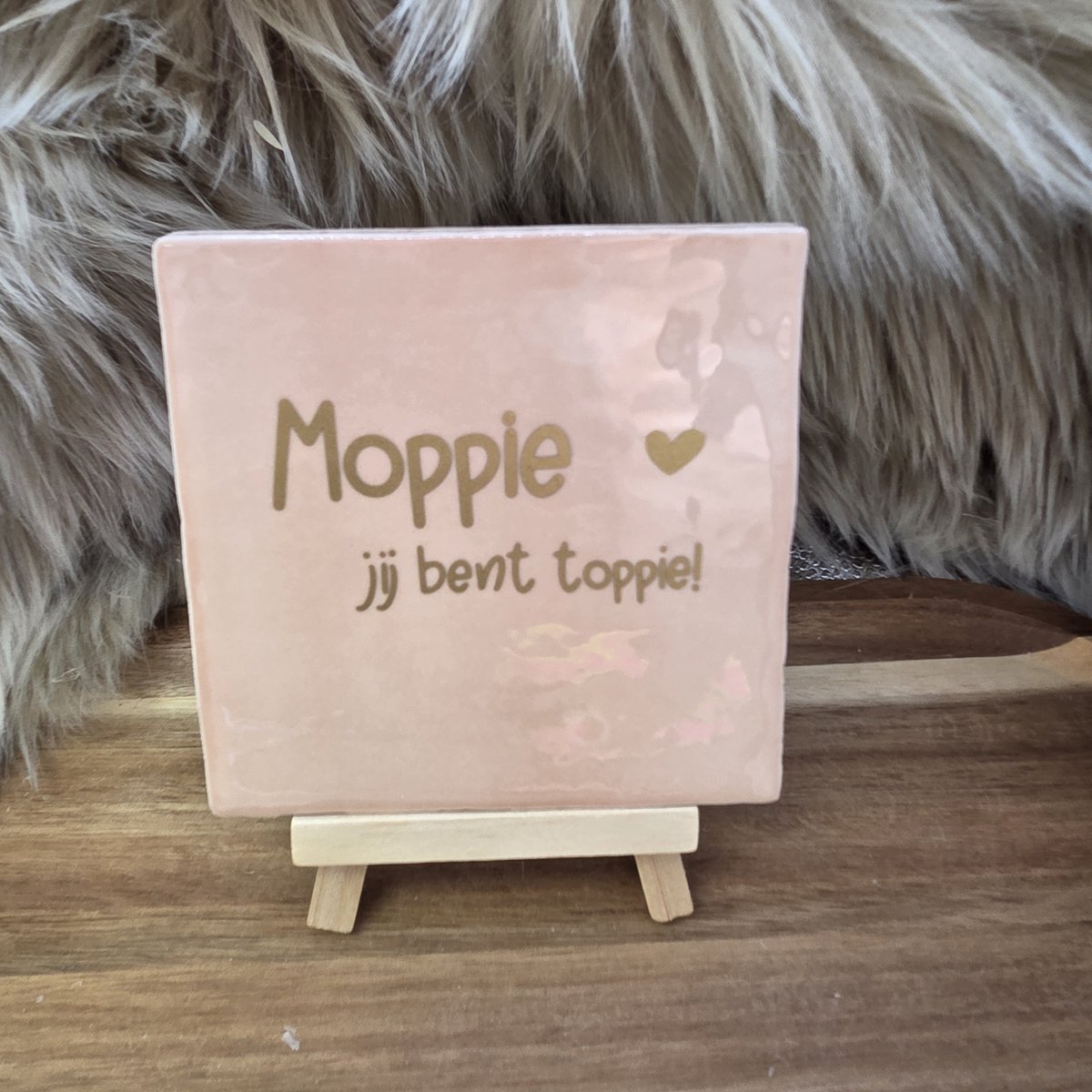 Robuust wenstegeltje – Moppie Jij Bent Toppie – Hip trendy tegeltje – Cadeau voor Nieuwe Woning, Housewarming of Gezinscadeau – Sfeervol en Persoonlijk - Vriend(in) – Trendy nu – Decoratief Tegeltje met Standaard – Cadeau Idee
