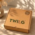 Kartonnen verpakking van TWILG met het logo en een zegel van 'Genuine Handmade Leather'.