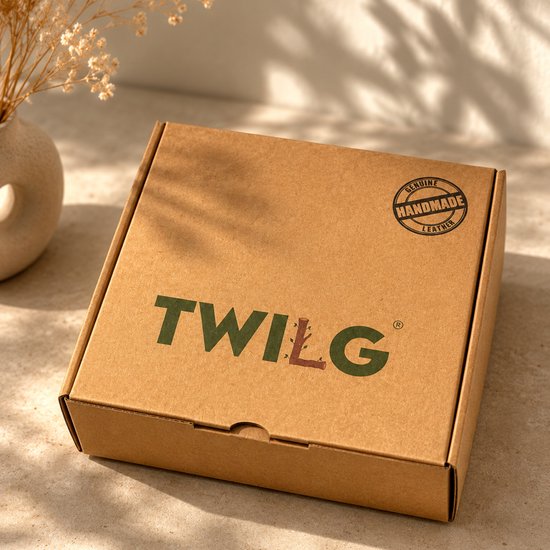 Kartonnen verpakking van TWILG met het logo en een zegel van 'Genuine Handmade Leather'.