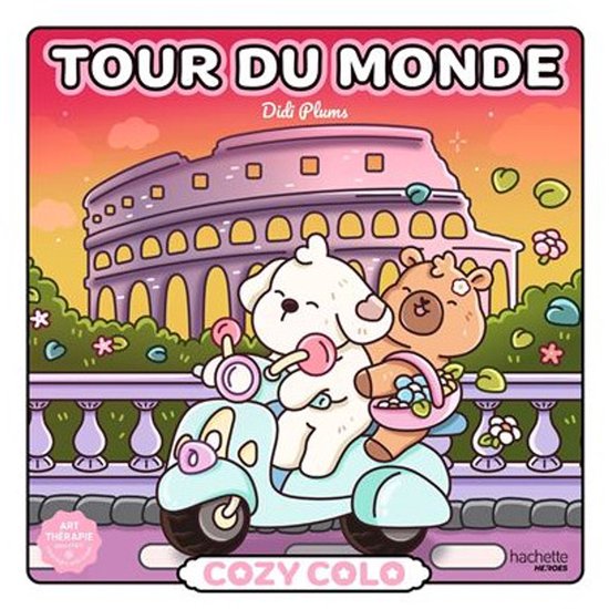 Een witte hond en een bruine beer rijden op een scooter voor het Colosseum in Rome, met tekst 'Tour du Monde Cozy Colo'.