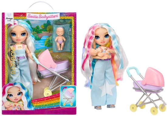 Amaya Raine modepop met regenboogkleurig haar, blauwe overall met sterren en roze kinderwagen.