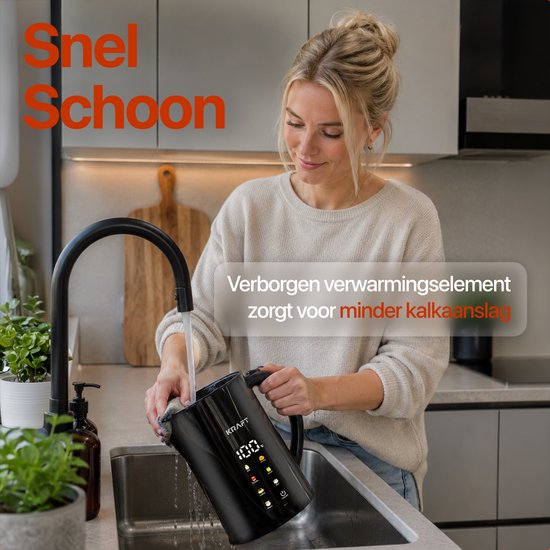 Vrouw spoelt een zwarte KRAFT waterkoker met LED-display onder de kraan in een gootsteen. "Snel Schoon"