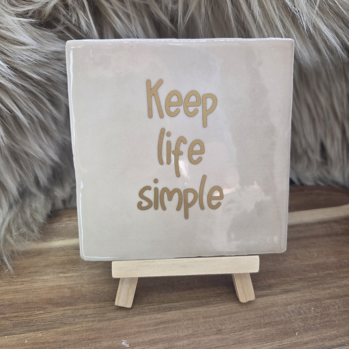 Robuust wenstegeltje “Keep Life Simple” – Keramiek 10x10 cm – Minimalistische Wanddecoratie & Cadeau – minimalistische quote tegel – keramiek tegeltje – kleine tegel spreuk – interieur styling minimalistisch – cadeau tegel lifestyle