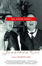 Boekomslag van "The Closed Circle" met een zwart-witfoto van drie lachende mensen. De titel en auteur zijn zichtbaar.