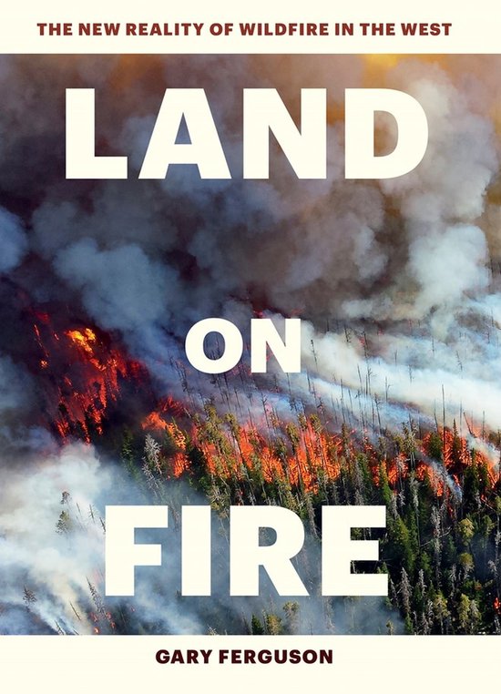 Boek "LAND ON FIRE", de nieuwe realiteit van bosbranden in het westen, met een brandend bos en rook.
