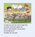Kinderen en dieren spetteren in de regen. Fien met roze bikini sproeit met gieter. Teun met blauwe zwembroek, hondje, varken, kip, schapen.