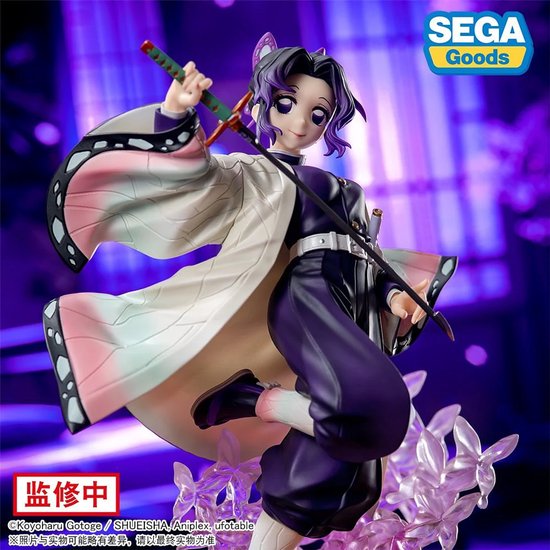 Shinobu Kocho figuur in paars Demon Slayer uniform, met vlinderpatroon cape, katana en paarse bloesem basis.