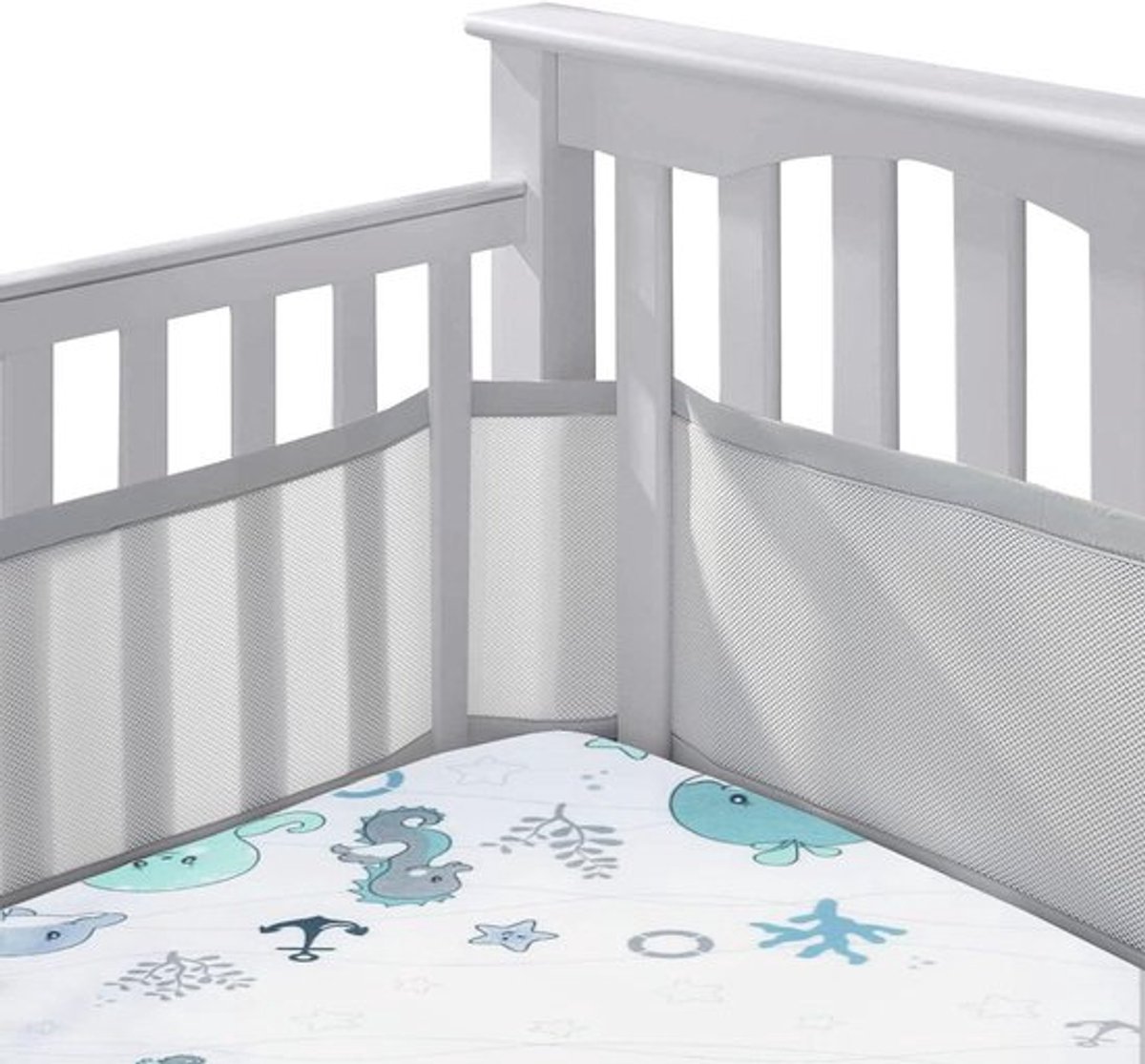 Beschermend ademend stootrand voor babyledikant