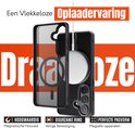 Zwart telefoonhoesje met een witte magnetische cirkel, met een kabel die wordt opgeladen. Tekst: "Draadloze Oplaadervaring", "Hoogwaardig", "Duurzame Ring", "Perfecte Pasvorm".