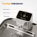 Close-up van het bedieningspaneel van de zilverkleurige drinkfontein met indicatoren voor batterijstatus, sensormodus en timermodus.