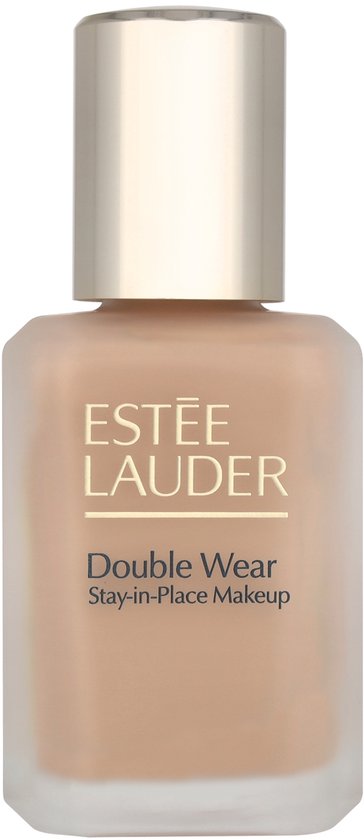 Glazen foundationflesje met gouden dop. De foundation is lichtbruin en het flesje heeft 'Estée Lauder Double Wear Stay-in-Place Makeup' op de voorkant.