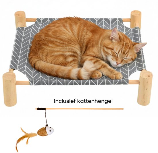 Een oranje kat slaapt op een grijze hangmat met visgraatmotief, op houten pootjes. Een kattenhengel met een muisspeeltje ligt eronder.