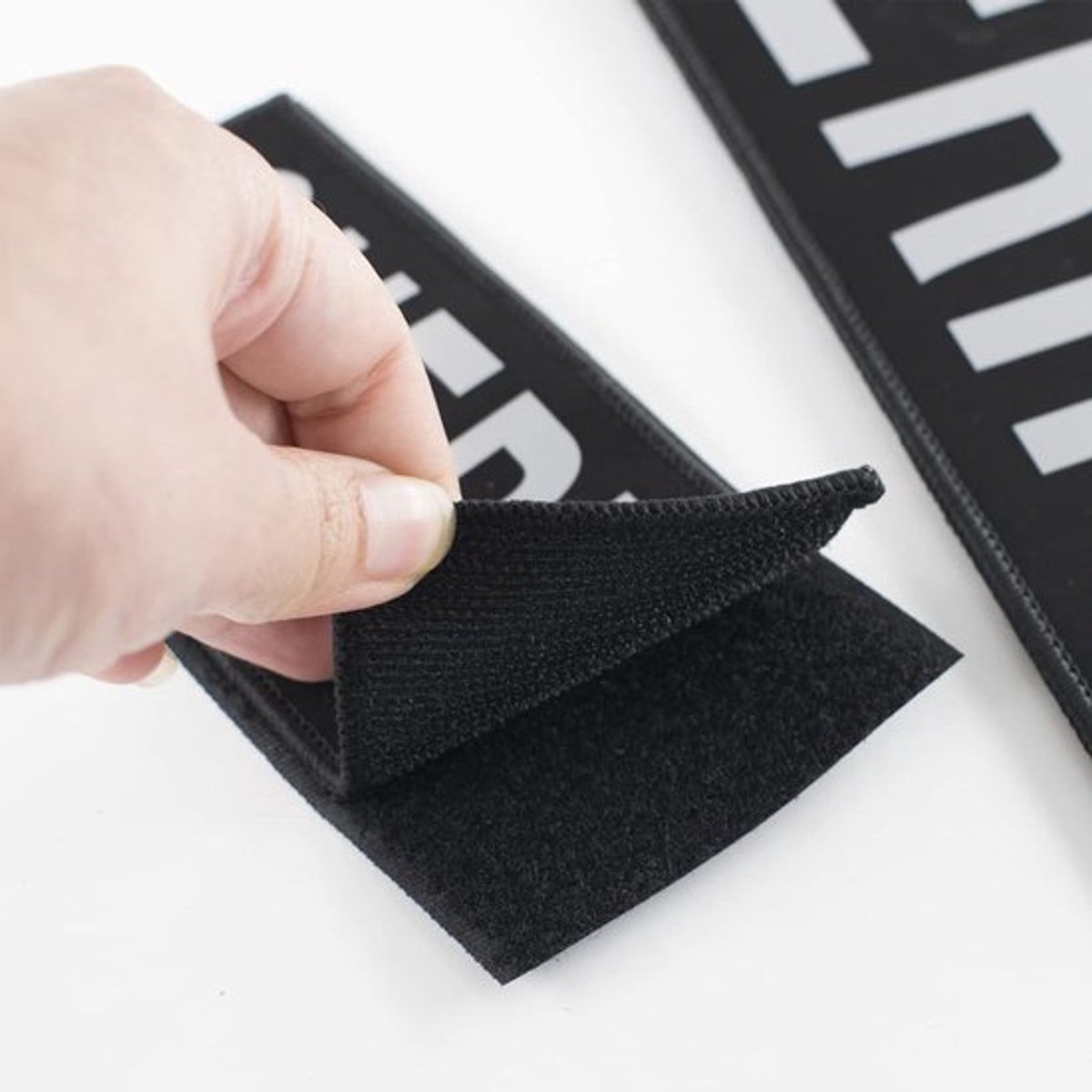 Inovra Plus: Reflectieve sheriff-patches met klittenband sécuriseren