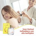 Flesje Eau de Zwitsal en gele verpakking met kindersymbool. Moeder kamt dochters haar.