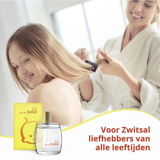 Flesje Eau de Zwitsal en gele verpakking met kindersymbool. Moeder kamt dochters haar.