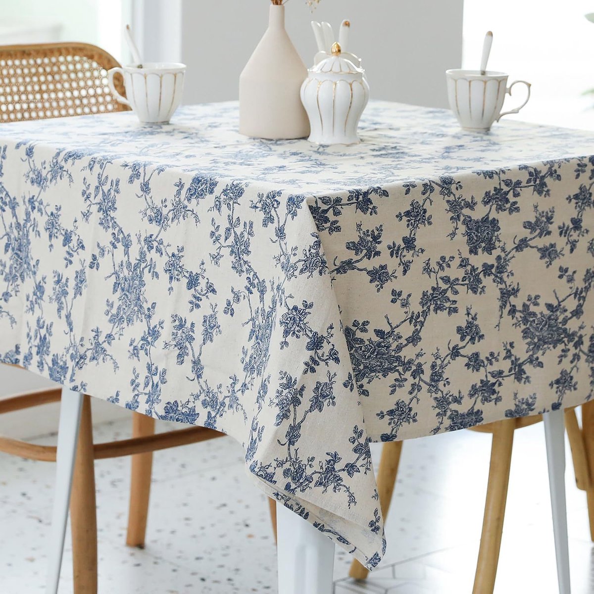 YAGXIG Tafelkleed - Bloemenprint Tafelkleed - Vintage Tafelkleed - Katoen-linnen Tafelkleed - Wasbaar - Landelijke stijl - Geschikt voor kleine vierkante tafels in huis/tuin - Blauw - Vierkant 140×140cm (Geschikt voor vierkante tafels van 80-100cm)