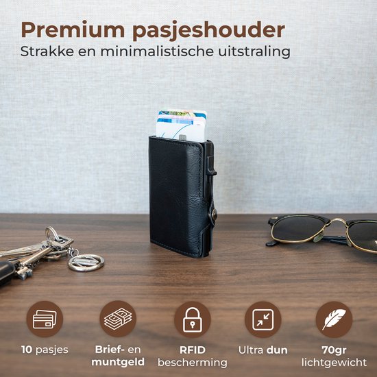 Zwarte pasjeshouder met kaarten, sleutels en zonnebril op een houten tafel. Tekst: Premium pasjeshouder. Strakke en minimalistische uitstraling. 10 pasjes, brief- en muntgeld, RFID bescherming, ultra dun, 70gr lichtgewicht.
