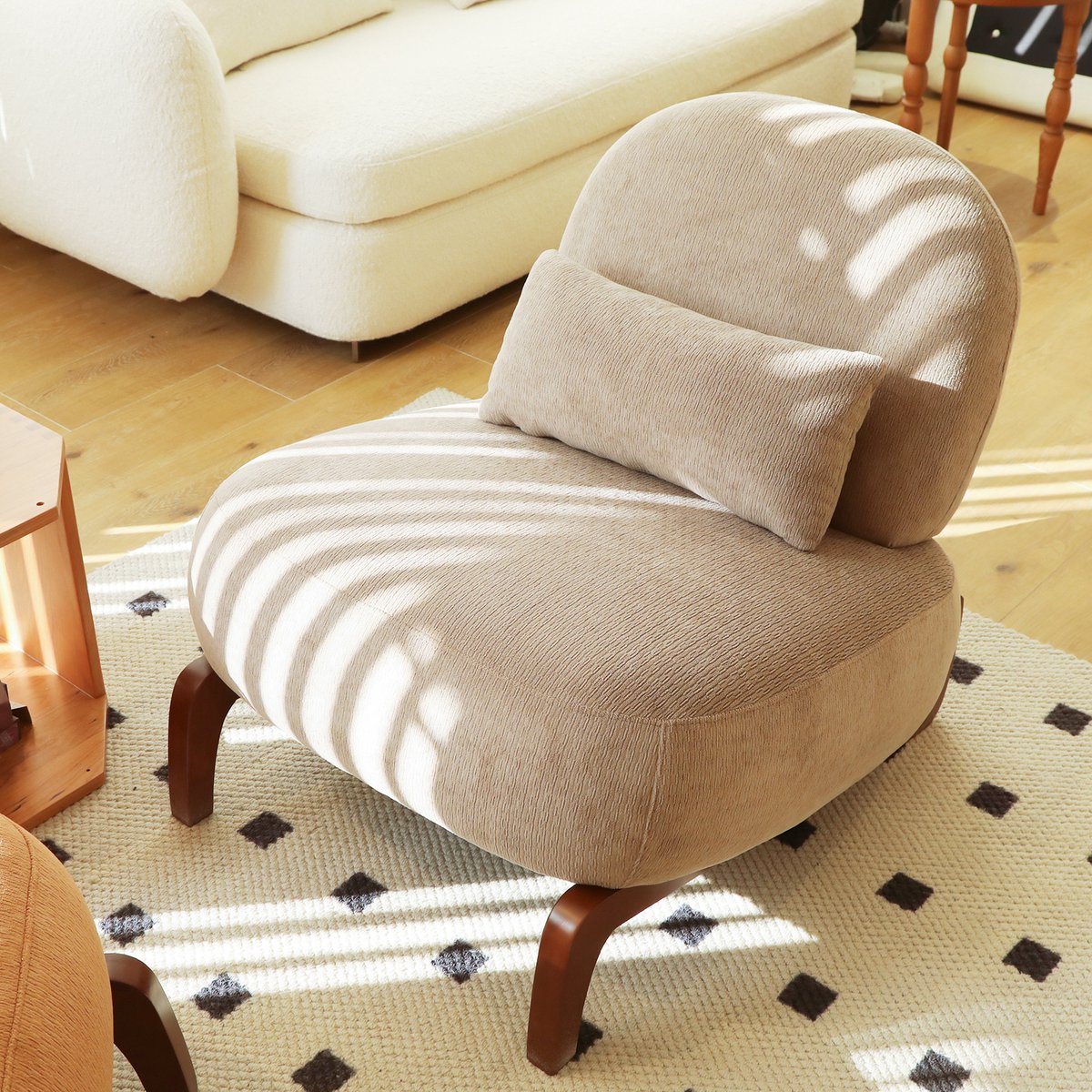MUVANO Velvet Fauteuil - Accentstoel - Leesstoel-Bijzetstoel – Houten Poten –Zacht Kussen – Zonder Armleuningen - Modern - Woonkamer - 86,9x72,1x69,9cm- 1 Stuk-Camel