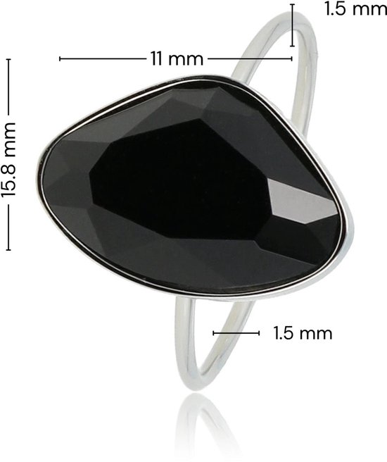 Zilverkleurige ring met druppelvormige, facetgeslepen zwarte glassteen. Afmetingen steen 15.8 x 11 mm, ring 1.5 mm.