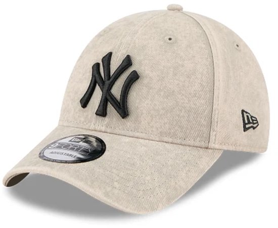 Lichtgekleurde New York Yankees pet met zwart logo en verstelbare band.