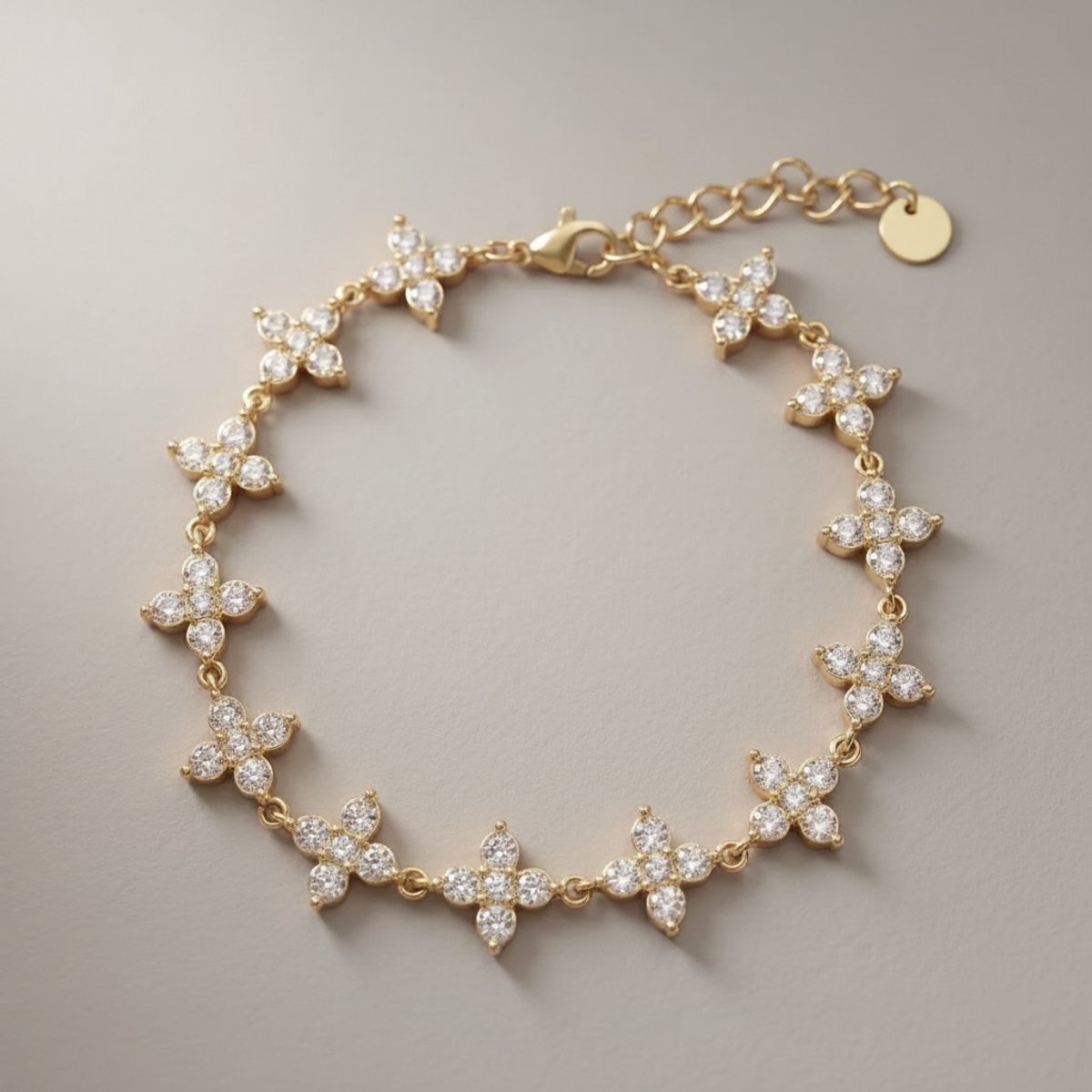 Dames Bloemenarmband Goudkleurig met Witte Steentjes – RVS – 17,5 + 3 cm