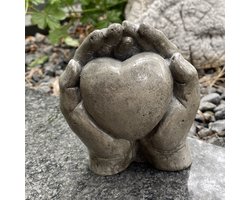 Grafbeeldje Hart in Handen van Beton Betongrijs
