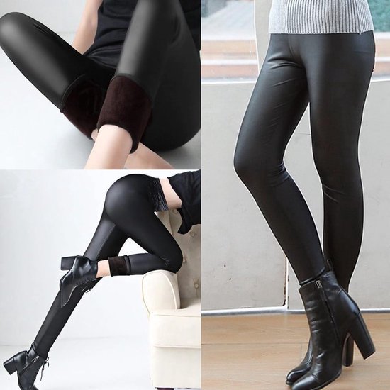 Zwarte legging met lederlook en bruine fleece voering, gedragen door een model met zwarte laarsjes.